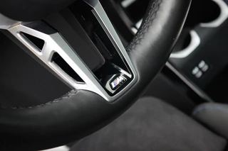 BMW iX1 xDrive30 67 kWh // 99,2% SoH | M-Sport | Panoramadak | Harman Kardon | HUD | 360 CAM | Massage| Elek. + Memory | Sfeerverlichting / 21