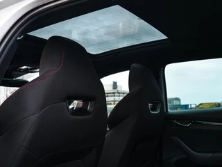 Skoda Octavia Combi 1.4 TSI RS iV PHEV Business 245 PK Panoramadak Matrix LED Camera Sfeerverlichting Stoelverwarming 19" / 13