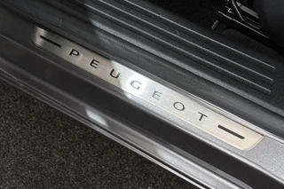 Peugeot 2008 1.2 PureTech GT Pack Stoelverwarming Keyless Achteruitrijcamera / 24