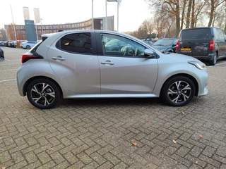 Toyota Yaris Hybrid 115 DYNAMIC STOEL/STUURVERW PARK-SENSOREN BLIND SPOT CAMERA KEYLESS 16'' LM-VELGEN CAMERA NAVI CLIMA AD-CRUISE APPLE/ANDROID / 7
