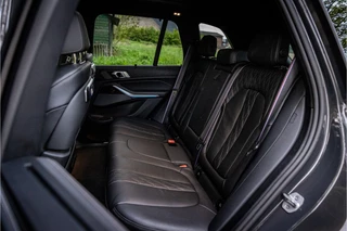BMW X5 xDrive50e M Sport Pro Dravitgrau Individual Dravit Grau Sky Lounge Soft Close Vierwielbesturing / 23