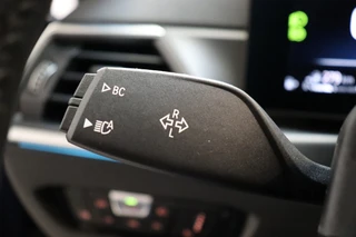 BMW 3 Serie Touring 330e High Executive M Sport Pakket Automaat  / Live Cockpit Professional / SOH 93 % / Driving Assistant / Panoramadak / Trekhaak / Leder / Harman Kardon / Innovation Pack / Parking Assistant / Travel Pack / Curved Display / 19 Inch / Shadow Line / 42