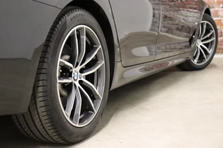 BMW 5 Serie Touring 520i High Executive M Sport Pakket Automaat  / Trekhaak / Navigatie Professional / Achteruitrijcamera / Comfortstoelen / DAB / Apple Carplay / Stoelverwarming / Adaptief Onderstel / Cruise Control / LED / 9