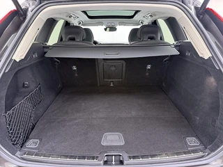 Volvo XC60 Plug-In Hybrid AWD T6 Plus Dark Recharge ADAPT. CRUISE CONTROL | STUUR & STOEL VERWARMING | PANORAMA DAK | 360 GRADEN CAMERA | ELEK. STOELEN MET GEHEUGEN | HARMAN/KARDON AUDIO / 12