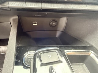 Peugeot 3008 1.6 HYbrid 225 Allure  | LED | Apple/Android | DAB | Keyless | PDC v+a incl. Camera | Standkachel / 29