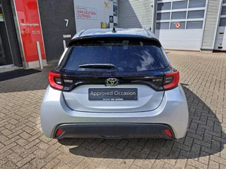 Toyota Yaris 1.5 Hybrid 115 DYNAMIC STOEL/STUURVERW BLIND SPOT PARK-SENSOREN NAVI 16'' LM-VELGEN KEYLESS CAMERA APPLE/ANDROID AD-CRUISE CLIMA LED / 7