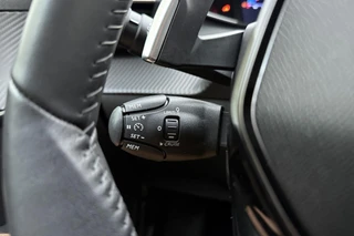 Peugeot 208 1.2 Hybrid 110 e-DCS6 Allure | Parkeersensoren | Appel Carplay/Android Auto draadloos | Climate Control | Cruise Control | Privacy Glass / 30