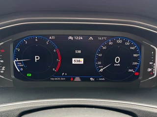 Volkswagen T-Roc 1.5 TSI Sport Business R-Line / Pano / ACC / Led / IQ Drive / Camera / Trekhaak . / 37