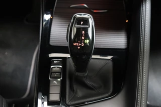 BMW X1 sDrive20i High Executive xLine Automaat  / Navigatiesysteem Plus / Trekhaak / Achteruitrijcamera / Leder / Head-Up Display / 19 Inch / Adaptieve LED-koplampen / Hifi / Sportstoelen / DAB / Stoelverwarming / Extra Getint Glas / Lichtpakket / 20