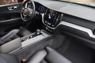 Volvo XC60 T6 Recharge AWD Plus Dark | Stoelverwarming | Trekhaak |  Parkeercamera | Panoramadak  | Longe Range | Pilot Assist | BLIS | Leder | Glossy Black | Keyless / 29