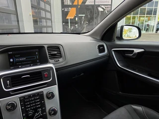 Volvo V60 1.6 T3 R-Design / 35