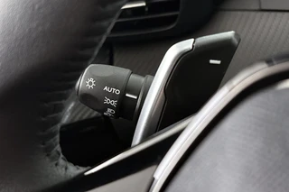 Peugeot 208 1.2 Hybrid 100 e-DCS6 Allure NL Auto Apple CarPlay Parkeersensoren / 35