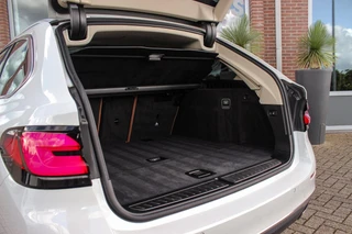 BMW 5-serie Touring 540i xDrive High Executive Luxury-Line | 1e eigenaar | Achterasbesturing | Cruise control adaptief | Apple carplay | Adaptief LED | DAB | Panoramadak | HiFi audio / 35