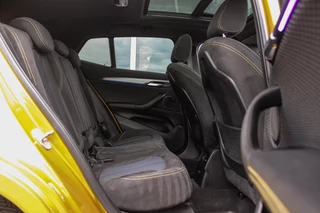 BMW X2 sDrive18i High Executive M-sport | 2e eigenaar | Driving Assistant | Panoramadak | 19 inch | Keyless entry | Head-up | Shadow line | HiFi audio | Stoelverwarming | Alcantara / 19