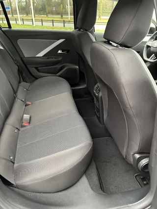 Opel Astra 1.2 Turbo 110pk Business Edition | Navigatie | Achteruitrijcamera |  Adapt. Cruise control | Stoel & stuurverwarming | AGR Comfortstoel | Keyless | Parkeersensoren / 20