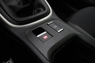 Jeep Avenger 1.2 Altitude 100 PK | Navigatie | Climate control | Camera | Parkeersensoren | Keyless | Lichtmetalen velgen | Parkeersensoren / 22