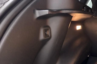 Jeep Compass 4xe 240 Plug-in Hybrid Electric S Automaat | Lederen bekleding | Trekhaak | Camera | Keyless | Lichtmetalen velgen black | Climate control / 19