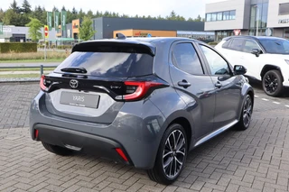 Toyota Yaris 1.5 Hybrid 115 DYNAMIC NIEUW DIRECT LEVERBAAR! STOEL/STUURVERW PARK-SENSOREN BLIND SPOT NAVI 17'' LM-VELGEN CAMERA APPLE/ANDROID / 7