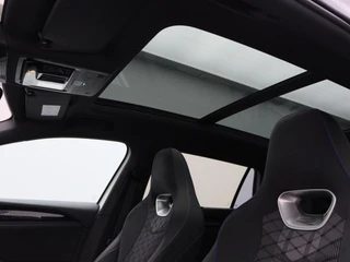 Volkswagen Passat Variant 1.5 eHybrid 272 Pk R-Line | Black Style | Stoel/Stuurverwarming | Panoramadak | 360 Camera | Head Up | Memory | Trekhaak | 19 Inch | 155 Km !! / 9