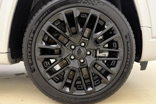 Jeep Compass 4xe 240pk Plug-in Hybrid Automaat S | Navigatie | Lederen bekleding | Achteruitrijcamera | Adapt. Cruise control | Electrische achterklep | Keyless | Zwart dak | 19" Lichtmetalen velgen / 17