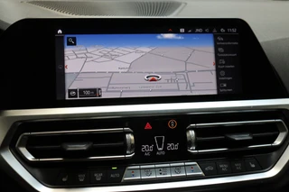 BMW 3 Serie Sedan 320i High Executive M Sport Pakket Automaat  / Live Cockpit Professional / Schuif-/kanteldak / Achteruitrijcamera / Stoelverwarming / DAB / Shadow Line / Apple CarPlay / LED / 19 Inch / Extra Getint Glas / 22