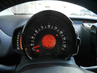 Peugeot 108 1.0 e-VTi Allure | Apple carplay | Achteruitrijcamera | Dab | Mistlampen | Zwart dak | Extra getint glas | Climate control | 5 deurs | Stuurwielbediening / 17