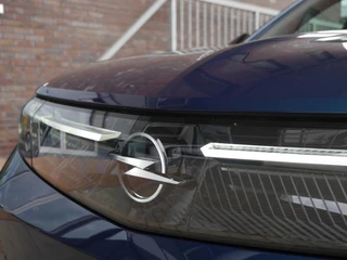 Opel Grandland Electric Business Edition 73 kWh | Elektrisch verstelb. bestuurdersstoel met geheugen | Elektrisch glazen panorama-dak | Voorstoel(en) met massagefunctie | Achterbank verwarmd | Warmtepomp | 20 inch Lichtmetalen velgen Diamond Cut / 40