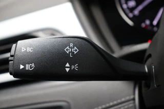 BMW X1 sDrive20i High Executive xLine Automaat  / Navigatiesysteem Plus / Trekhaak / Achteruitrijcamera / Leder / Head-Up Display / 19 Inch / Adaptieve LED-koplampen / Hifi / Sportstoelen / DAB / Stoelverwarming / Extra Getint Glas / Lichtpakket / 31