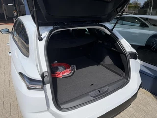 Peugeot e-308 SW Style EV 54 kWh | Demo Auto | Tot 8 jaar Garantie | Tot 420 Km WLTP | Navigatie via Telefoon | Warmtepomp | 18" Lichtmetalen Velgen | Adaptieve Cruise Control met Drive Assist | Full LED Verlichting | Climate Control | DAB Radio | Apple Carplay/Android Auto. / 31