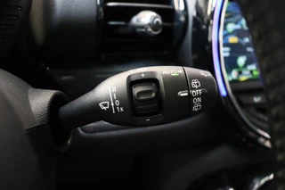 MINI Clubman Cooper Serious Business / Navigatiesysteem Professional / Panoramadak / Harman Kardon / Climate Control / 17 Inch / LED-koplampen / Parkeersensoren / Cruise Control / Lichtpakket / 37