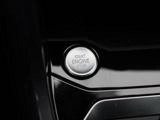 Volkswagen T-Roc 1.5 TSi 150 Pk Automaat R line | Black Style | Trekhaak | Stoelverwarming | Panorama dak | Camera | Adaptive Cruise | Climatronic | Carplay | 19 Inch | 58.509 Km !! / 34