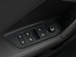 Audi A3 Limousine 30 TFSI automaat S edition, 2 X S-LINE, digitaal cockpit,1 e eigenaar, NL auto met nap / 31