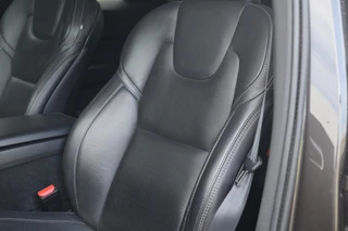Volvo XC60 T6 Recharge AWD R-Design | Stoelverwarming & Koeling | 360° Camera | Panoramadak | Long Range | H/K | Keyless / 21