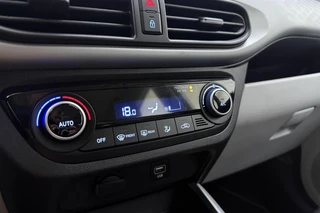 Hyundai i10 1.0 Premium | Camera | Parkeersensoren | Climate control | Weinig kilometers | Cruise control | DAB Radio / 24