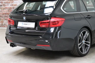 BMW 3 Serie Touring 330i High Executive M Sport Pakket Automaat  / Navigatie Professional / Panoramadak / Leder  / Trekhaak / Parkeersensoren voor+achter / Comfort Acces / Head-Up Display / Stoelverwarming / Achteruitrijcamera / Hifi / 19 Inch / Chrome Line / 6