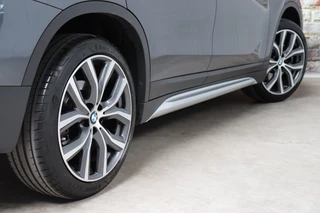 BMW X1 sDrive20i High Executive xLine Automaat  / Navigatiesysteem Plus / Trekhaak / Achteruitrijcamera / Leder / Head-Up Display / 19 Inch / Adaptieve LED-koplampen / Hifi / Sportstoelen / DAB / Stoelverwarming / Extra Getint Glas / Lichtpakket / 7