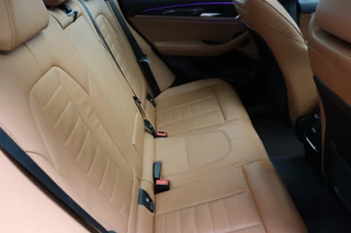 BMW X3 xDrive20i High Executive xLine Automaat  / Navigatiesysteem Professional / Panoramadak / Trekhaak / Leder / Parkeersensoren voor+achter / 19 Inch / Sportstoelen / LED / Stoelverwarming / Climate Control / 17