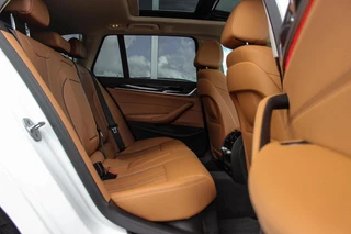 BMW 5-serie Touring 540i xDrive High Executive Luxury-Line | 1e eigenaar | Achterasbesturing | Cruise control adaptief | Apple carplay | Adaptief LED | DAB | Panoramadak | HiFi audio / 19