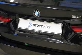 BMW 5 Serie Touring 520i High Executive M Sport Pakket Automaat  / Trekhaak / Navigatie Professional / Achteruitrijcamera / Comfortstoelen / DAB / Apple Carplay / Stoelverwarming / Adaptief Onderstel / Cruise Control / LED / 7
