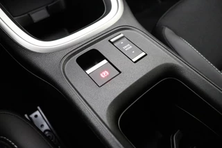 Jeep Avenger Altitude 54 kWh | Adaptive Cruise control | Climate control | Camera | 18" Lichtmetalen velgen | Getint glas | Keyless | Bluetooth | Draadloze telefoonlader / 25