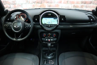 MINI Clubman Cooper Serious Business / Navigatiesysteem Professional / Panoramadak / Harman Kardon / Climate Control / 17 Inch / LED-koplampen / Parkeersensoren / Cruise Control / Lichtpakket / 16