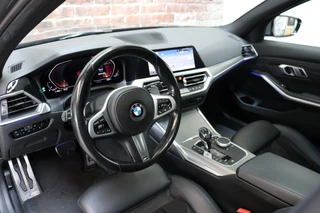 BMW 3 Serie Sedan 320i High Executive M Sport Pakket Automaat  / Live Cockpit Professional / Schuif-/kanteldak / Achteruitrijcamera / Stoelverwarming / DAB / Shadow Line / Apple CarPlay / LED / 19 Inch / Extra Getint Glas / 14