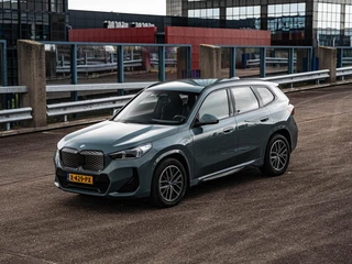 BMW iX1 eDrive20 67 kWh M Sport | SOH 100% | Trekhaak | Harman/Kardon | Keyless | LED | Camera | Navigatie | 18" / 10
