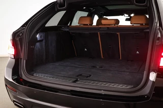 BMW 5-serie Touring 540i xDrive M-Sport | Facelift | PANORAMADAK | 360 CAMERA | TREKHAAK / 18