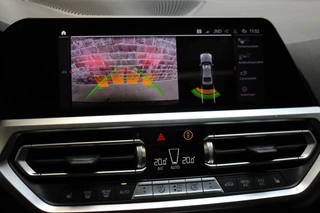 BMW 3 Serie Sedan 320i High Executive M Sport Pakket Automaat  / Live Cockpit Professional / Schuif-/kanteldak / Achteruitrijcamera / Stoelverwarming / DAB / Shadow Line / Apple CarPlay / LED / 19 Inch / Extra Getint Glas / 24