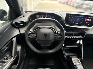 Peugeot e-2008 EV Allure 54 kWh | tot 406km WLTP range | Parkeersensoren voor + achter | Draadloos Apple Carplay/Android Auto | Cruise Control | Privacy Glass / 15