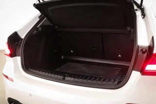 BMW 1-serie 118i Executive Edition | HALF LEDER | DAB | APPLE | DRAADLOZE LADER | CAMERA | 17" / 13
