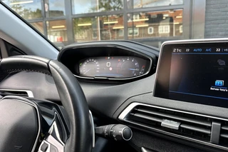 Peugeot 3008 1.2 PureTech Allure / 18