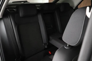 Volkswagen T-Roc 1.5 TSI 150pk DSG Style Trekhaak Camera Stoelverwarming Massage Virtual Cockpit Navigatie / 35