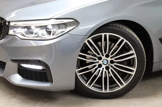 BMW 5 Series Touring 520i High Executive M Sport Pakket Automaat  / Navigatiesysteem Professional / Panoramadak / Comfortstoelen / Driving Assistant Plus / 19 Inch / Stoelverwarming voor+achter / Achteruitrijcamera / Hifi / Adaptieve LED-koplampen / Leder / DAB / 8